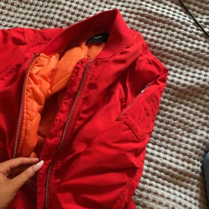  - nypris ca 500 röd jacka fin till sommaren. skön och de är inga hål eller fel på den, använd ca 10 ggr