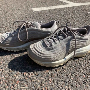  - Nike Air Max 97!!!!! De är rosa/lila irl. För små för mig tyvärr, köpte second hand och har aldrig blivit använda för de är för små för mig:( Skulle säga att de passar 37 ungefär