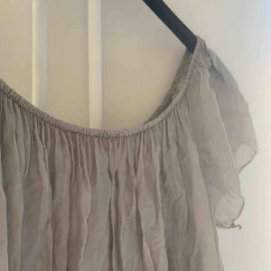  - Silke klänning som är perfekt till stranden. 