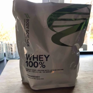  - Proteinpulver från Whey i jordgubbssmak. Använd endast 1-3 doseringar. Säljer för att jag aldrig använder det. (OBS LÅNG HÅLLBARHET) 🔥🔥Ordinarie pris (350kr)