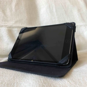  - Första generationen av iPad Mini (svart) i jätte bra skick. Fodralet medföljer.   Upphämtning i Stockholm eller köpare står för frakt.  Pris kan diskuteras vid SNABB affär, annars ej. 