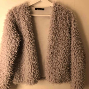  - Stl: S, aldrig använd. Från Gina. Priset kan diskuteras vid snabb handling.