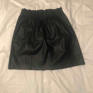  - (Fake) skinnkjol ifrån Gina tricot. Endast använd 1 gång. Nypris; 399.  Köparen står för eventuell frakt, kan även mötas upp i närheten av Södermalm.