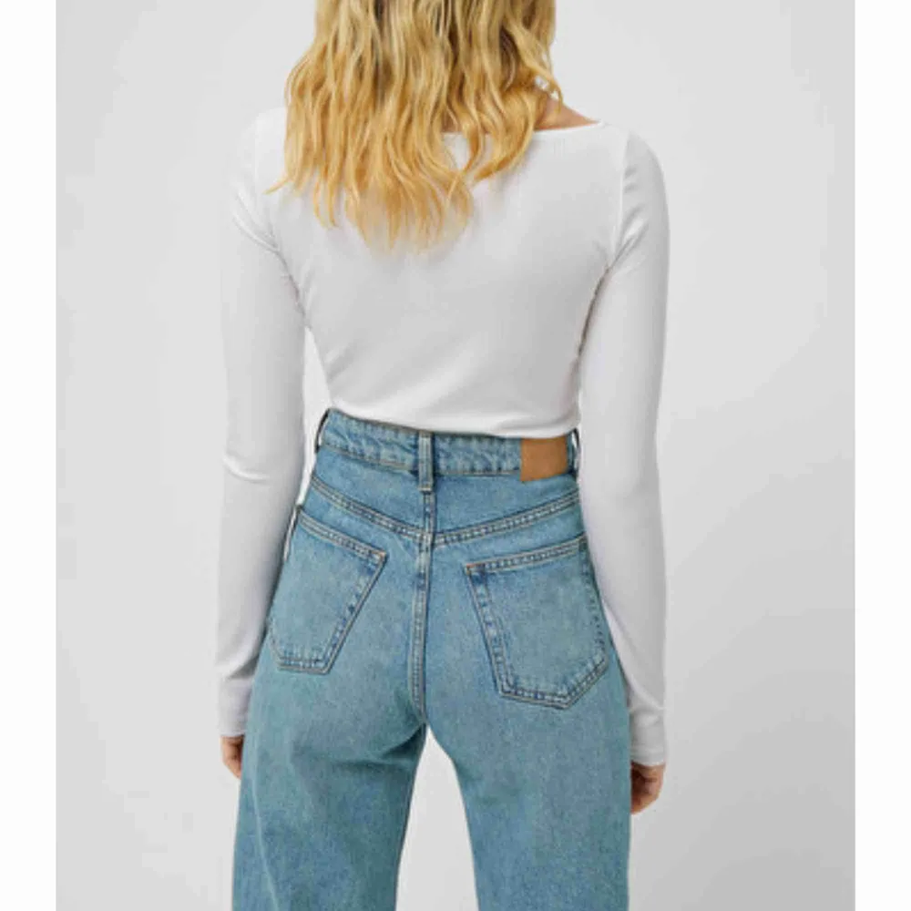 Jeans från weekday i modellen lash. Väl använda men har inga hål eller slitningar. Skriv för fler bilder😊. Jeans & Byxor.