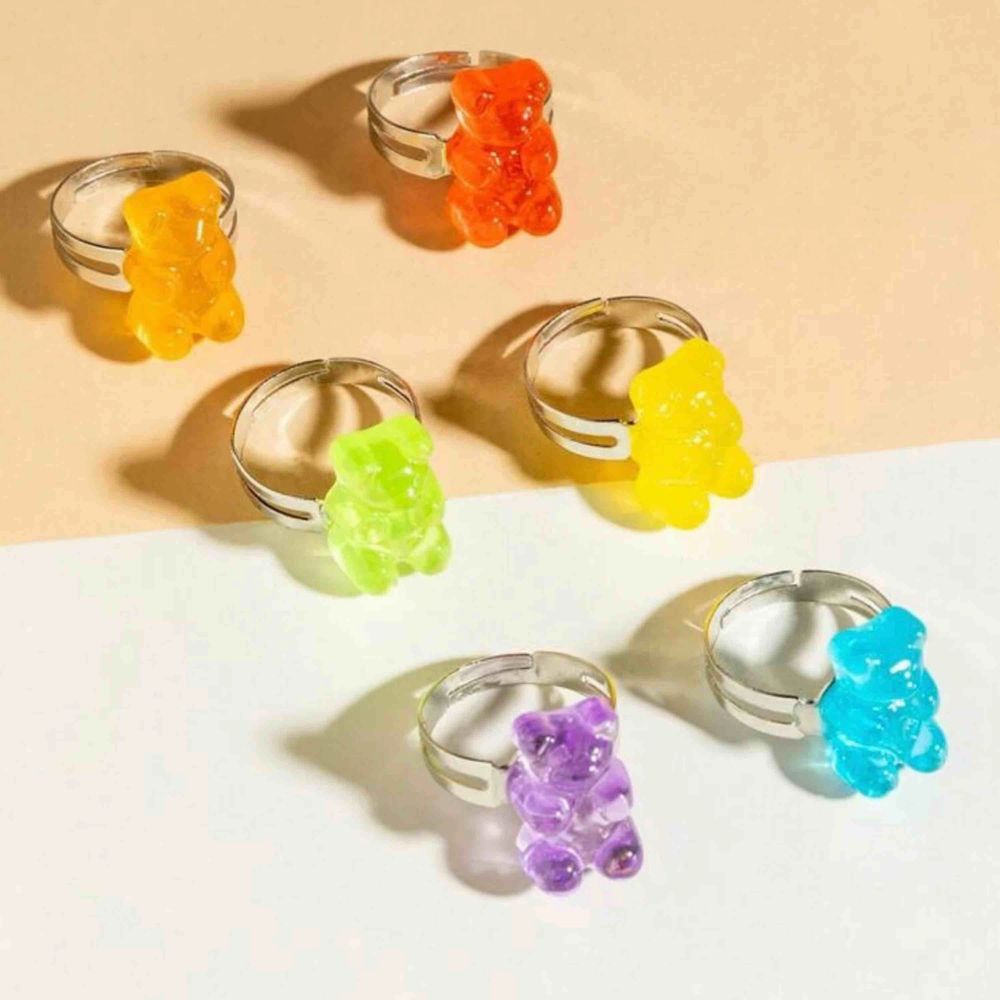 6 super söta unika silver ringar med små gummibjörnar på i olika färger. Frakten är inkluderad i priset, men kan även mötas upp i Lund. ☺️💕 . Accessoarer.