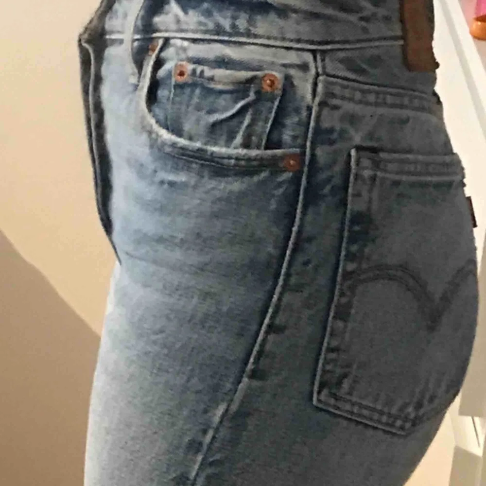 Fina jeans från levis som är använda många gånger men har inga synliga defekter. Har satt ett resorband i midjan för att de ska vara tajtare men det kan klippas bort. Passar en XS. <3 Frakt = 88kr. Jeans & Byxor.