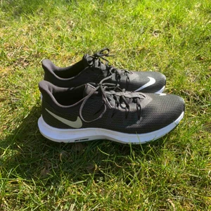  - Nikeskor som används ca 3 gånger (i riktigt bra skick). 
