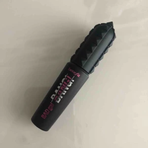  - Bästsäljande BAD gal Bang mascara från Benefit(mini). Självklart ny och oöppnad! Fick med den i ett kit, 4ml. Nypris på sephora är 170kr/4ml, kostar 325kr i full size. Ska ge volym. +15kr i frakt💕