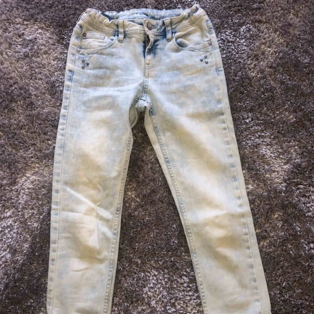 Bara testade. Från Lindex med nypris på 380kr men ni får de för bara 100kr av mig💕 Säljer de för att de är för små :/. Jeans & Byxor.