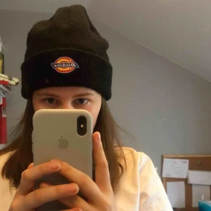  - Snygg och stilren dickies mössa!  Använd väldigt lite! Frakt ingår :))✨✨