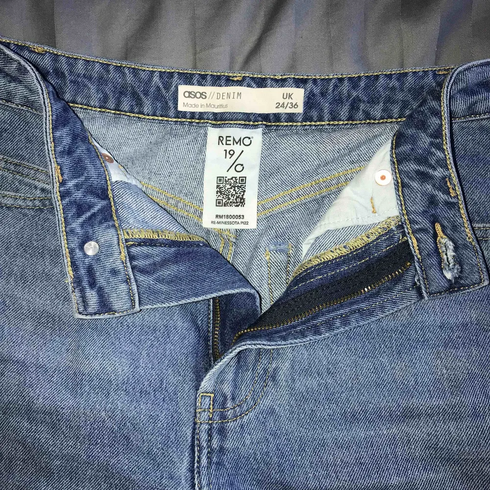 Raka jeans från asos denim. Färgen gör sig mer rätt på 2a och 3dje bilden. Fin mellanblå färg till vår och sommar :) Riktigt bra skick då jag använt dom väldigt sällan, även därför jag säljer dom :). Jeans & Byxor.