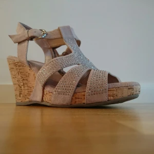 Beigerosa klackskor  - Beigerosa klackskor med blingbling fram på. Silvriga spännen på remmarna. Använda endast en kväll så de är i väldigt bra skick. Frakt ingår i priset 💃