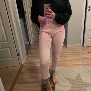  - Supercoola rosa jeans från Zara. Dom är i storlek 38, lite stora för mig som vanligtvis har strl 36. Använda endast en gång, så i mycket bra skick🤩 Frakt på 40 kr tillkommer 