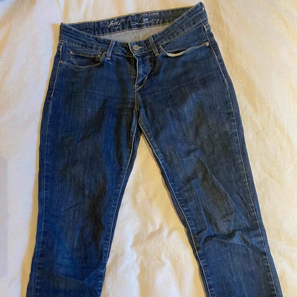 2 par exakt likadana lågmidjade mörkblå jeans från Levi’s☺️ 150kr styck 250 för båda🥰. Jeans & Byxor.