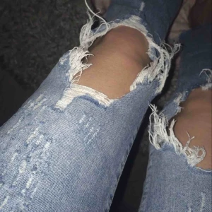  - Jeans från hm storlek 34. Har klippt av lite trådar 💞 