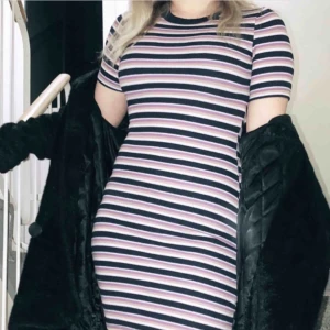  - Sparsamt använd klänning från hm! Väldigt fin  passform och går lätt att vika upp till att användas som tröja om man hade velat det. Möts upp i Värnamo eller Jönköping eller skickas då mottagaren står för frakt. 