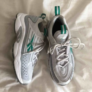  - Ääälskade skor som är en halv storlek för stora för mig 😭 (vet du liknande i lite mindre strl, hmu!) använda två gånger innan jag fick acceptera sanningen. Reebok classics! Nypris 899kr, köpare står för frakt på 63kr!