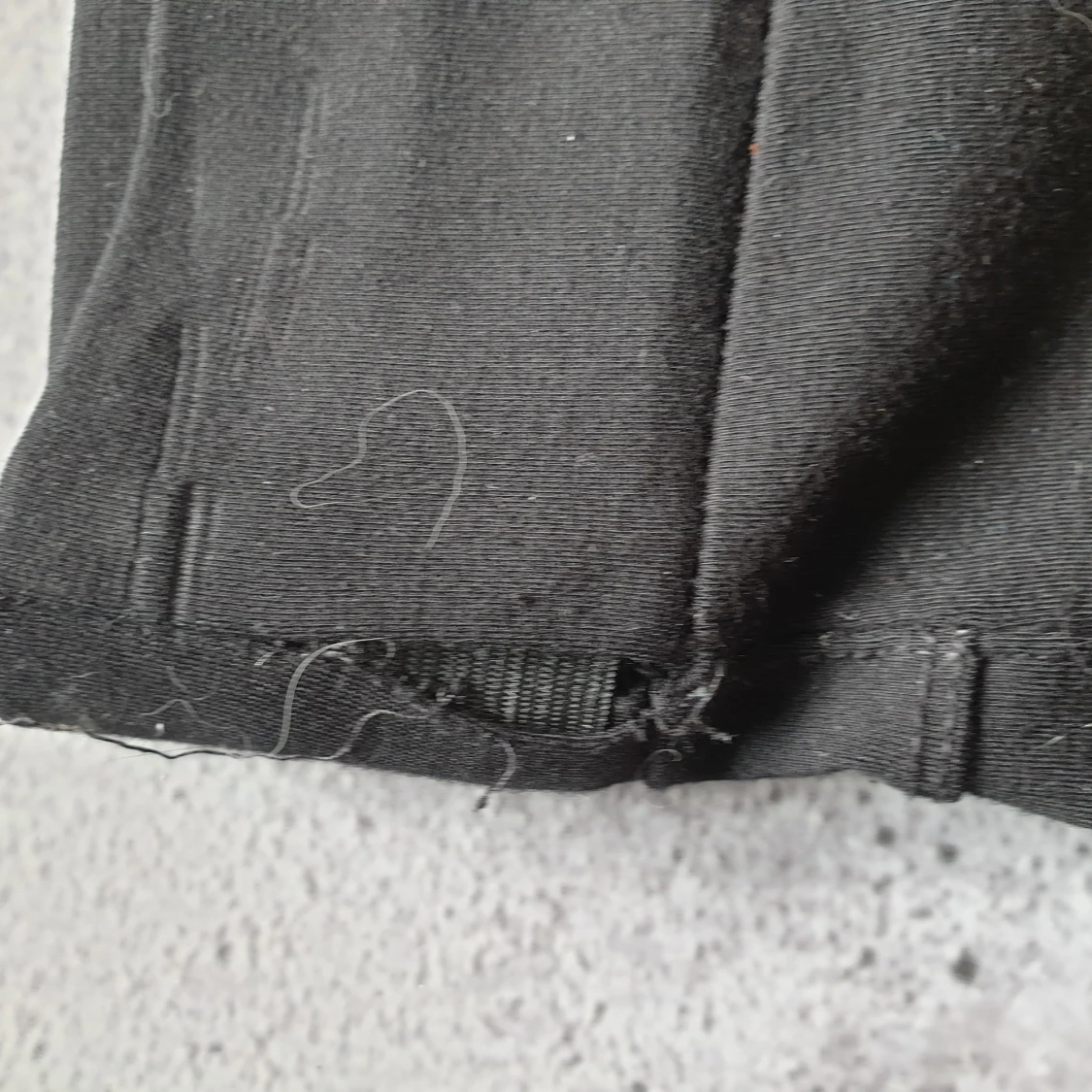 Svarta byxor med gulddragkedja - 91