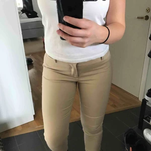  - Helt oanvända Tommy hilfiger byxor. Det är ett par kostymbyxor som är slim stretch. Frakt tillkommer 