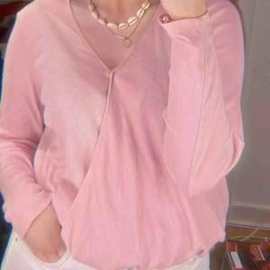 Fin rosa topp/tröja från BikBok, storlek M men passar även S! Knappt använd, väldigt bra kvalité 💗