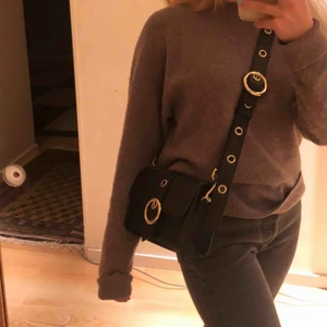  - Jätte fin svart cross-body väska med unika gulddetaljer💞var inte rädda för att förhandla!