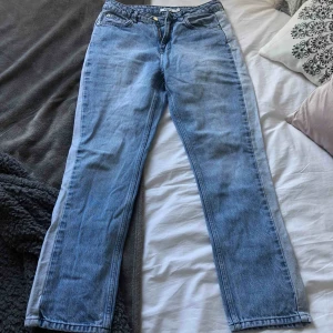  - Blåa mom-jeans från nakd med en ljusare blå jeansdetalj på sidorna av benen. Väldigt bra skick, strl 38/M, köparen står för frakt💞