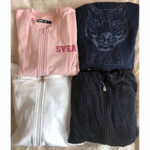  - Rosa + Marinblå är från Svea och har en dragkedja fram samt två fickor. Snyggt tryck bak! Samma modell men i olika färg! XS 60kr styck eller 100 för båda!  💜  Två luvtröjor med dragkedja och fickor fram. Storlek XS. 50kr styck eller 80kr för båda! 