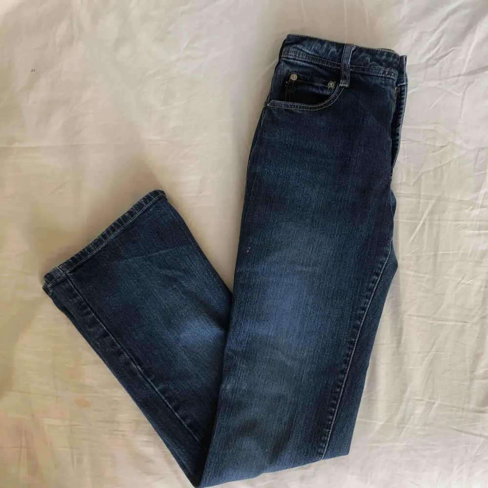 Snygga sköna jeans, passar stl S-M. Mid waist med liten bootcut . Jeans & Byxor.