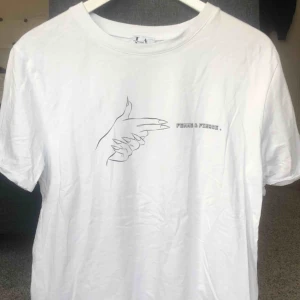  - Femme & Fierce t-shirt från Linn Ahlborgs kollektion med NA-KD. Aldrig använd. Lite oversize i modellen. 