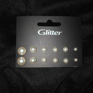  - Supersöta oanvända vita pärlörhängen från glitter. Köpte alla 6 par för 80kr. Pris kan diskuteras (över 20kr) men frakten ligger på 20kr enligt viktklassen