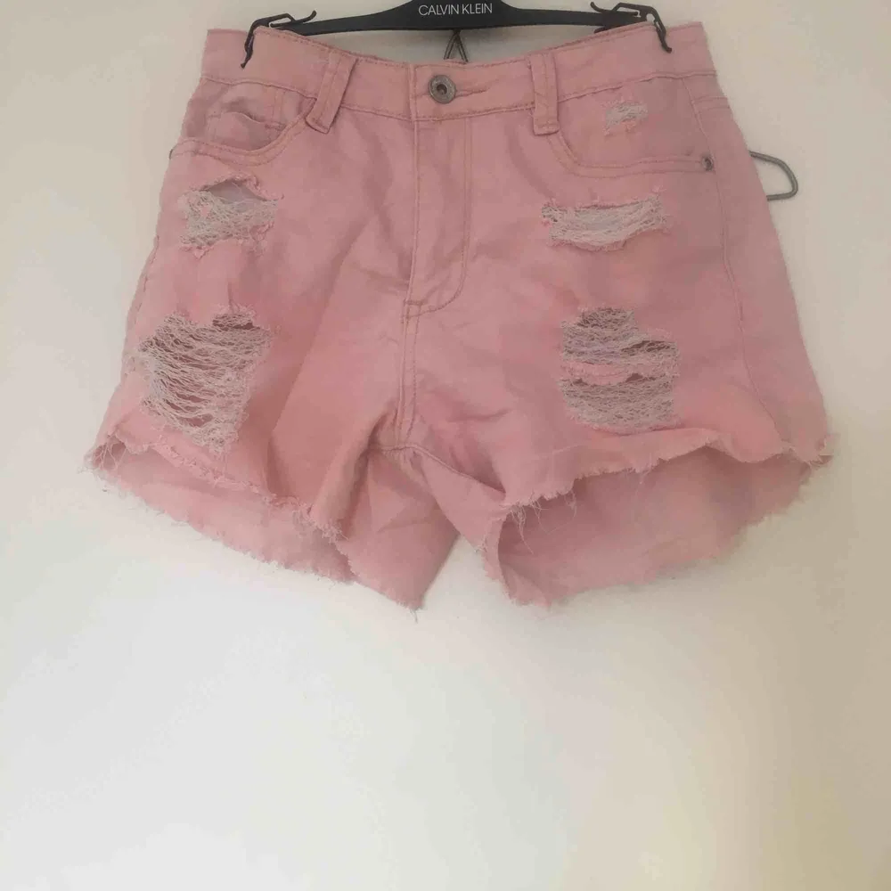 Rosa shorts med hål från Blue rags   Frakt: 50. Shorts.