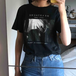  - Snygg t-shirt med tryck från Ginatricot. Väldigt mjuk och bekväm. Lite oversize i modellen. Köparen står för frakten 🌸