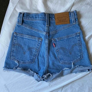  - Jeansshorts oanvända Levis. Jättefina på men är för små för mig nu, hann aldrig använda dom. Waist 23, högmidjade. Frakt 20kr. 