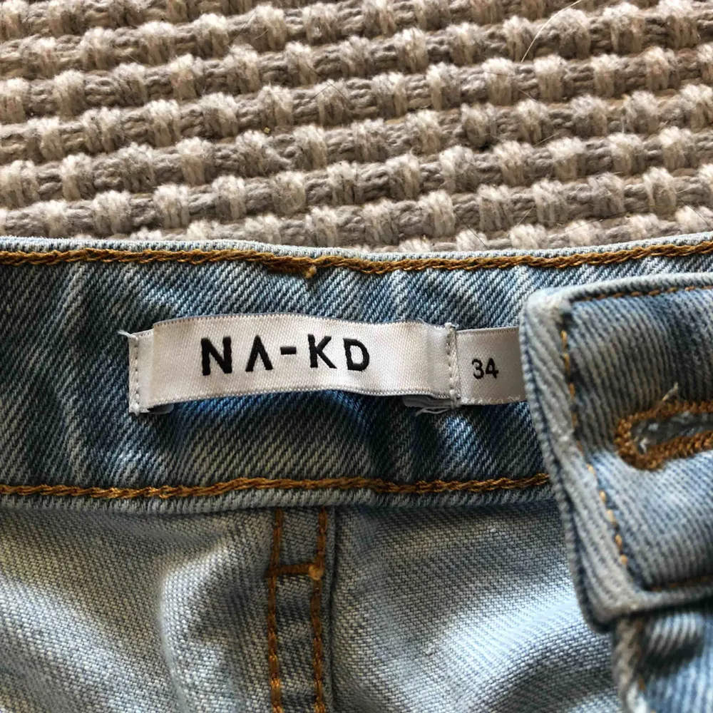 👖Jeans från NA-KD i storlek 34, lite slitdetaljer nedtill med hög midja. Endast provade👖. Jeans & Byxor.