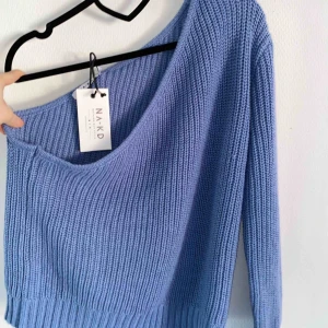 - Helt ny off shoulder tröja ifrån NaKd. Säljer för att den är för stor. 