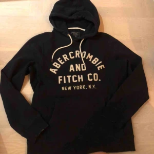  - abercrombie hoddie i marinblå färg