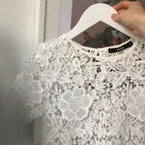 Supersöt blus  - Jättefin blus från BikBok i xs med superfint broderat mönster & knapp i nacken! Köpt för ett tag sen men i superbra skick då den knappt blivit använd! Finns inte att köpa längre, men nypris va 500kr. Kontakta mig för fler bilder & diskussion av pris 💞