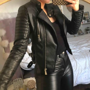  - Skinnjacka från Chiquelle, använd fåtal gånger! Frakt tillkommer! Nypris: 699kr 