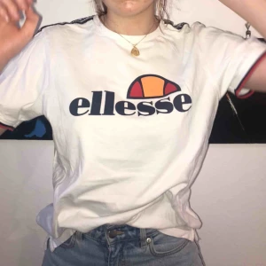  - En lite oversized vit T-shirt från ellesse i storlek M☎️  Den har coola detaljer på armarna och ett snyggt tryck, tyvärr har den en minimal fläck precis vid trycket men förstör verkligen inte!😁