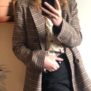 Kavaj från &other Storfors, s. 34 - Näst intill oanvänd hostig brunrutig kavaj i storlek 34. Nypris ca 1000kr