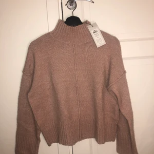 Stickad rosa tröja - Fin stickad ljusrosa tröja med lite högre krage från only, aldrig använd med lappen kvar 💛