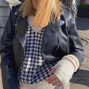 Skinnjacka zara - Jätte populär jacka från zara i fake läder! Säljer då den inte används längre perfekt skick. Den är i storlek L men sitter snyggt oversized på mig som har S i vanliga fall passar de flesta storlekar beroende på hur du vill att den ska sitta! Möts upp i stockholm eller så står köparen för frakten🙌🏼😁 