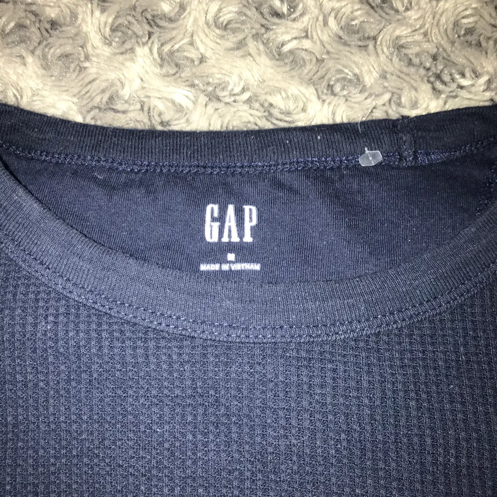 GAP tröja som köptes på second hand. Den är oversized på mig som brukar ha XS/S🖤💙 Frakt 66kr, skriv för mer bilder 😊. Tröjor & Koftor.