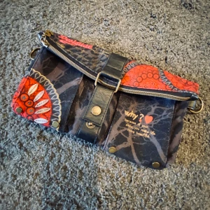 Handväska - Handväska från Desigual 🖤 bra kvalitet, sparsamt använd. Tyvärr saknas axelbandet som kom till. Köparen betalar frakten - 66 kr. 