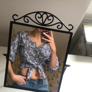 Söt blus med mönster - Säljer denna fina blus från märket Great Rumors.          Man kan styla den på olika sätt som synes i bilderna.             Säljer för att den ej kommer till användning🌸💕