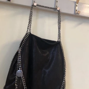 Väska  - Jättefin väska som tyvärr inte kommer till användning längre, sparsamt använd🤗