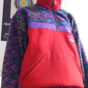 Färgsprakande 80-tals Fleece-tröja - Färgexplosion! 💙💚💛💜 Går inte att hitta en mer mönstrad och färgglad vintertröja. Den är varm i tjockt fleecematerial och tar dig igenom vilken kyla som helst. Unik är den också. Och väldigt 80-tal!! Två fickor med dragkedjor där framme. Skriv om du har några frågor! Möts upp i Sthlm innerstad. 