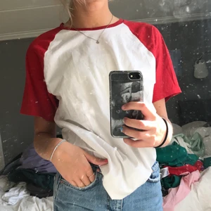 Röd/vit T-shirt från Bershka strl M - Jättefin T-shirt från bershka köpt för nåt år sen men sparsamt använd!🥰🥰🥰nypris 179kr köparen står för frakt