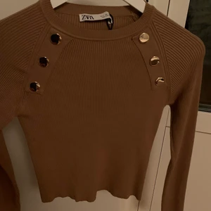 Zara, S - Jag säljer en super fin höst tröja i storlek S. Pris är 70 kr och så tillkommer det frakt om man inte har möjlighet att mötas upp i Göteborg eller Kungsbacka 💖❤️💗💕✨