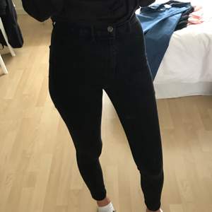 Svarta skinny jeans från Zara i stl 36 (liten i storlek). Använda fåtal gånger. 45kr + frakt
